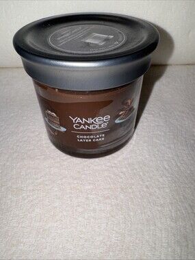 Yankee Candle Single Wick Tumbler-Chocolate Layer Cake (4.3 oz)